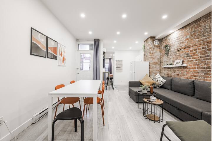 FREE Parking | HUGE Sleeps 17 gallery image 2