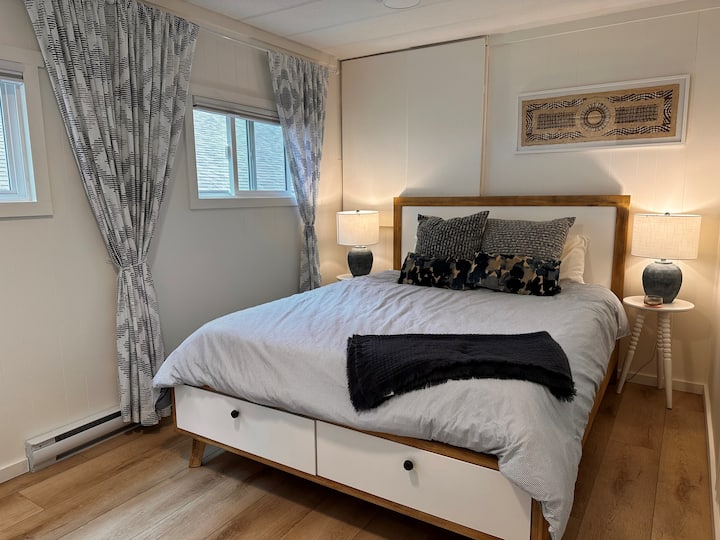 Починете си главата тук в това двойно легло с чисто нов матрак Дъглас