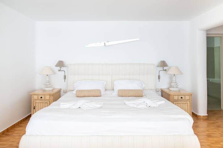 Private Pool suite with unlimited Caldera seaview gallery image 4