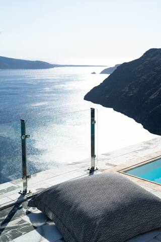 Private Pool suite with unlimited Caldera seaview gallery image 2