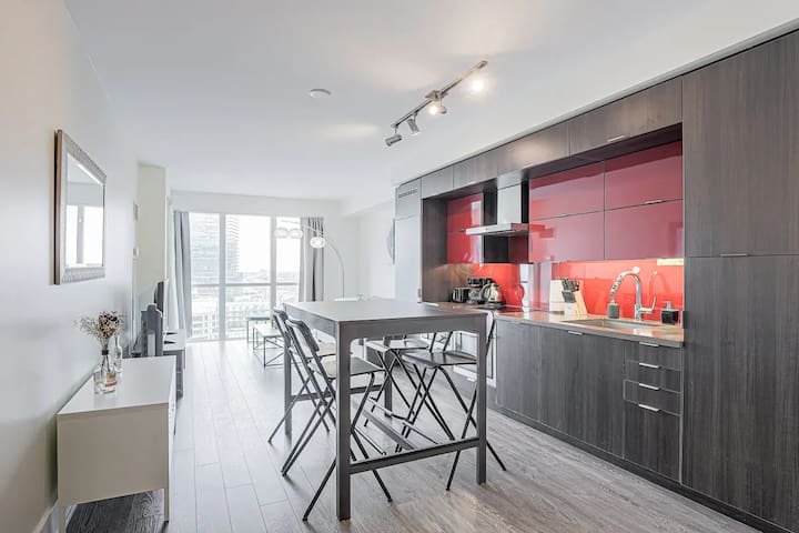 Entire Unit – Modern 2 BR Condo near CN Tower