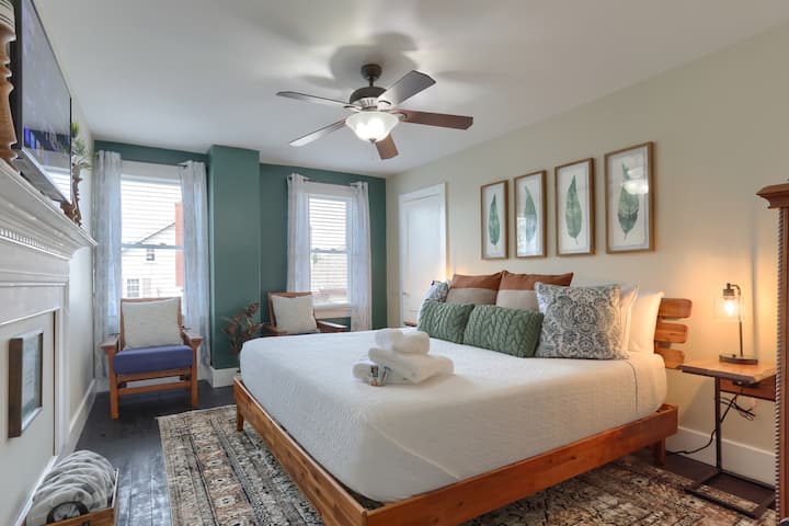 King Bedroom w/ Converted Closet/Office Space
Complimentary Streaming