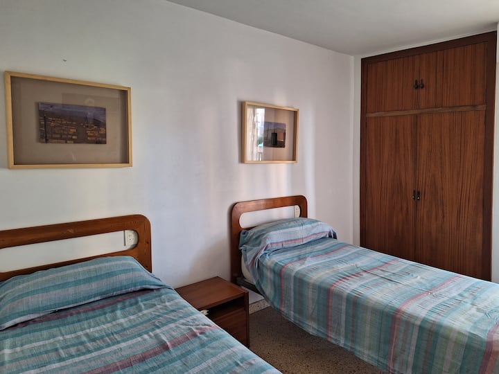La misma habitación con salida a la terraza con los nuevos cuadros.