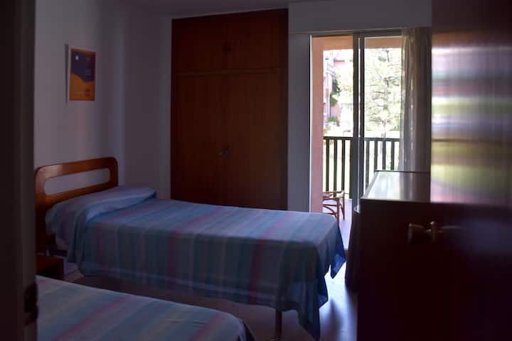 Habitación con salida a la terraza principal