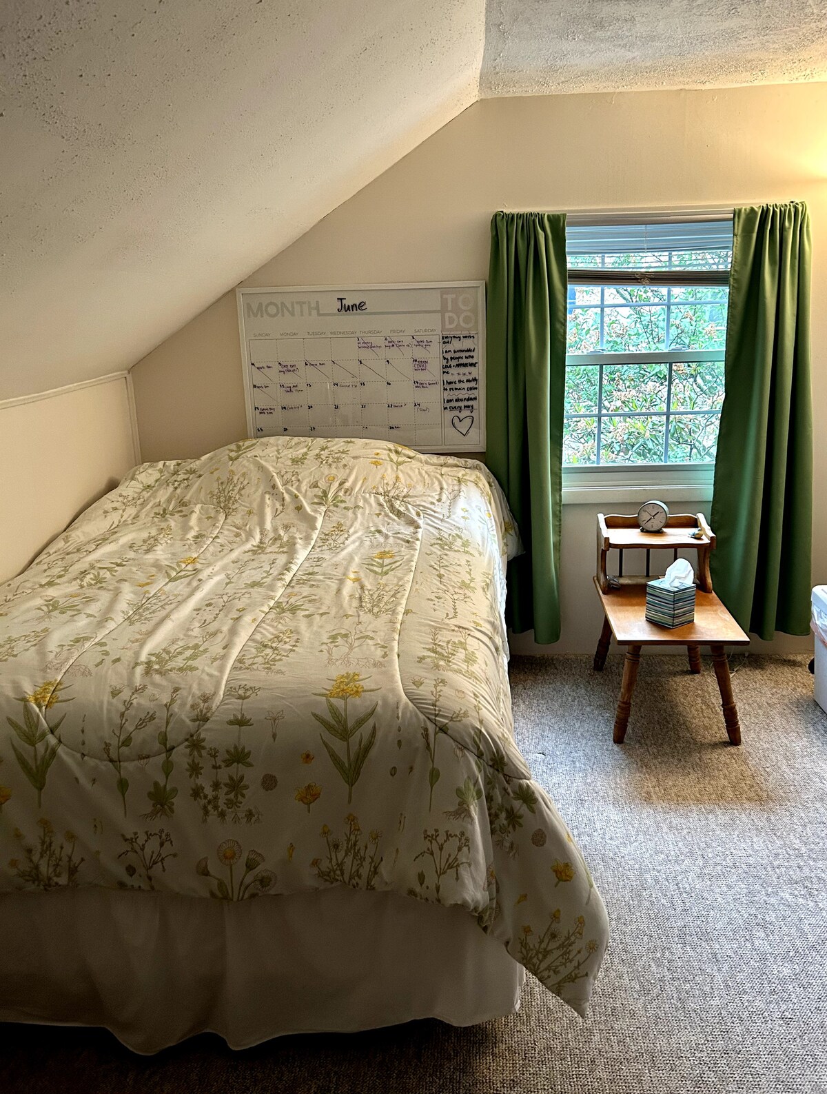 Sehemu hii inajumuisha kochi dogo na dawati - chumba cha kulala cha ghorofa ya juu (roshani)