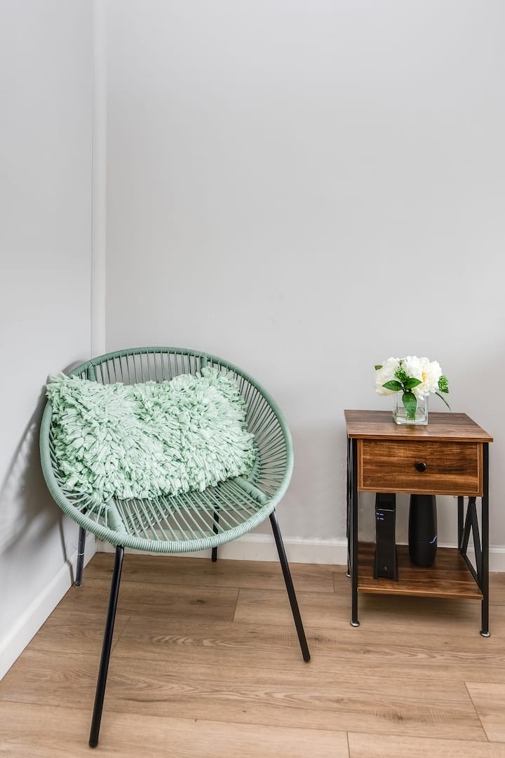 Bright & Clean Studio Fast Wifi & Gated Parking! - Los Angeles, CA