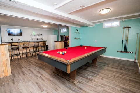 BIG, Cozy, Fun house -blocks from ISU and Uptown,