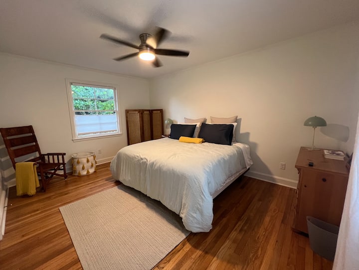 Chumba #2 chenye kitanda aina ya king