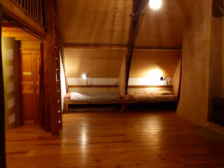une partie du "dortoir" avec les lits en alcôves