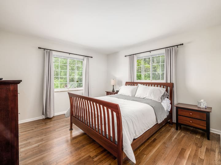 Kitanda cha malkia, runinga, mashuka, viango vya mbao, saa ya king 'ora 