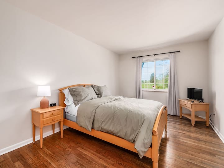 Kitanda kamili, kabati la kujipambia, televisheni, mashuka, viango, saa ya king 'ora