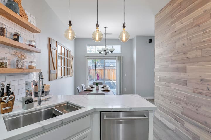 NEW Luxury Stay I Garage, Pet Friendly, Yard photo 5