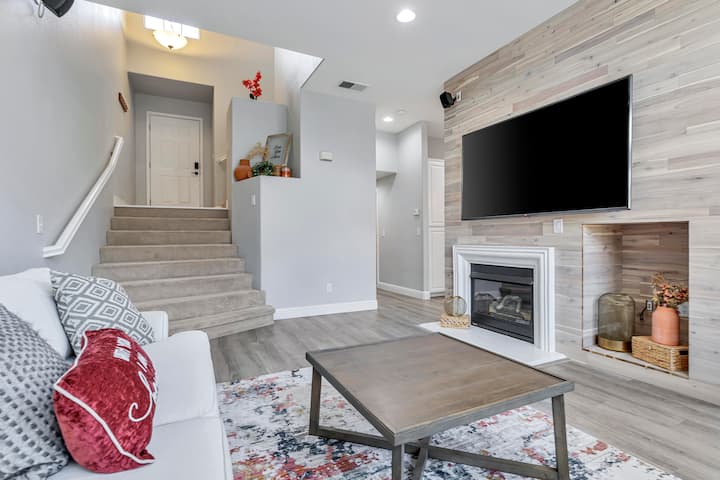 NEW Luxury Stay I Garage, Pet Friendly, Yard photo 2
