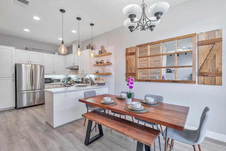 NEW Luxury Stay I Garage, Pet Friendly, Yard photo 4