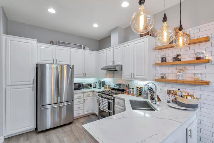 NEW Luxury Stay I Garage, Pet Friendly, Yard photo 3
