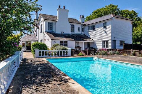 Large Country House (Pool, Hot-tub, 1h to London)