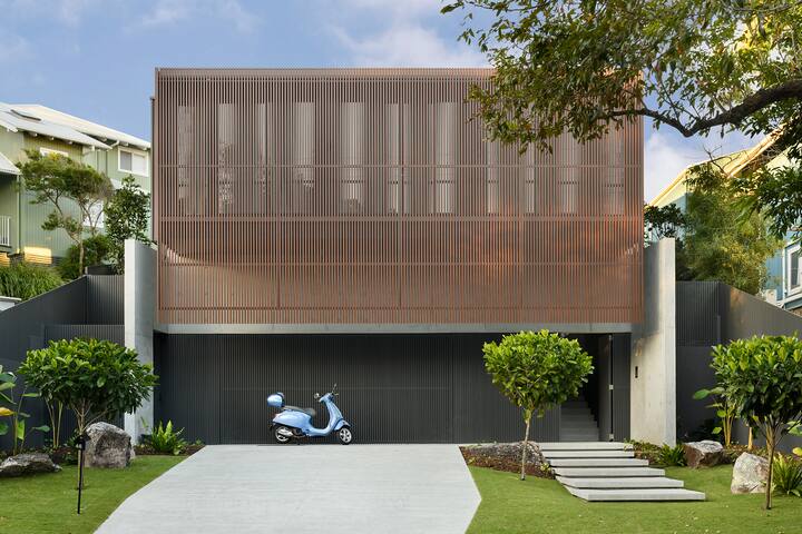 Eagles Nest – 400m to beach, heated pool, sea view gallery image 4