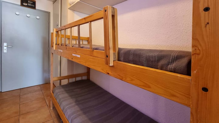 bjergområde (to køjesenge) adskilt fra stuen af en dør