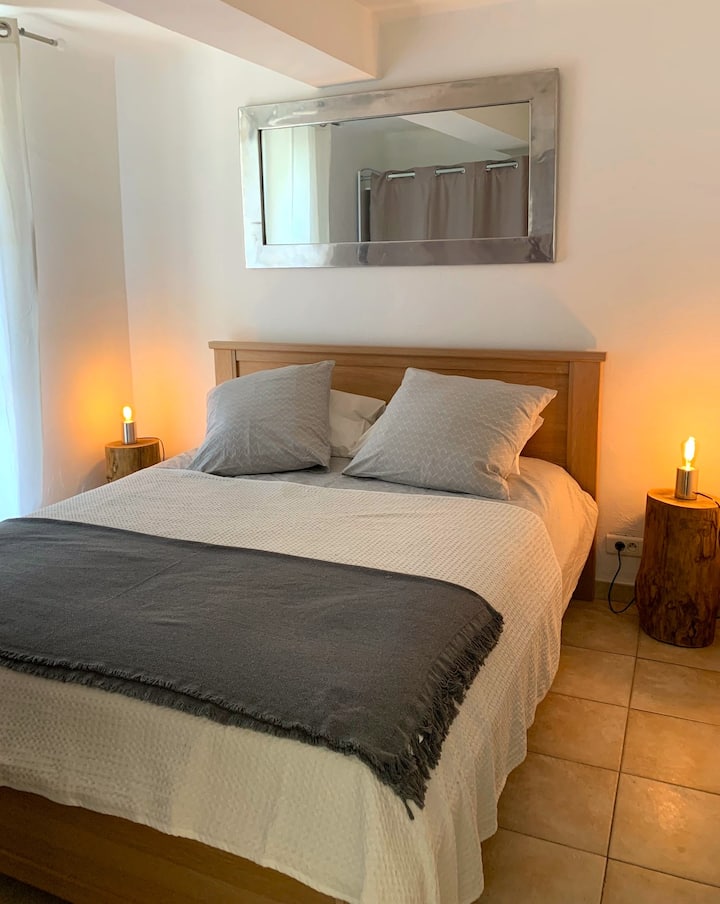 Chambre avec lit 160 et dressing.
Accès terrasse et jardin.