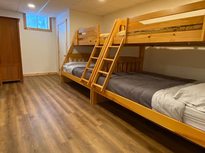 Ovaj prostor za spavanje na kat nalazi se na  donjoj razini.  Uključuje 2 kreveta na kat s krevetima u punoj veličini na dnu i bračnim krevetom na vrhu.  Ova spavaća soba ima otvoreni osjećaj s otvorenim vratima, što gostima omogućuje jednostavan pristup kupaonici koja se nalazi u blizini.