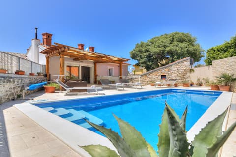 Haus mit Swimmingpool for 10 persons