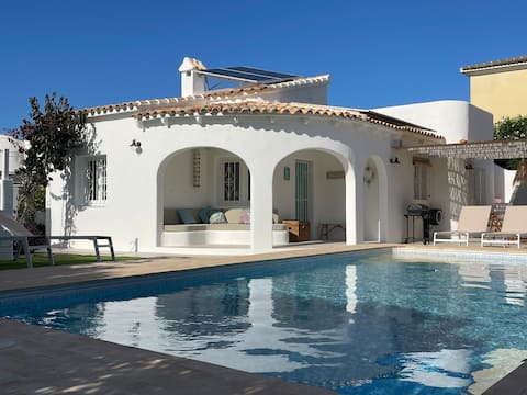 Casita Bombón with pool and garden on the beach