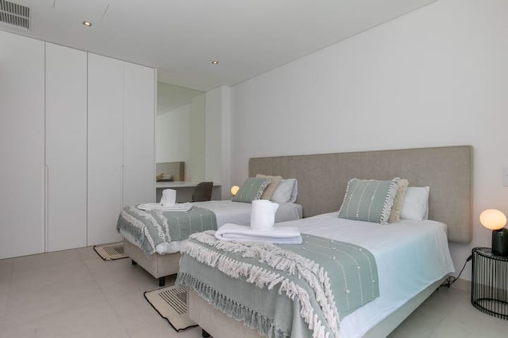 Dormitorio con acceso a la piscina:	uno de los dormitorios tiene acceso directo al área de la piscina donde se encuentran las tumbonas, lo que proporciona una transición perfecta de relajación interior a tomar el sol al aire libre.			