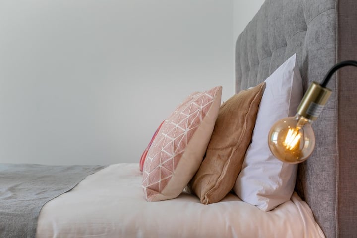 Dormitorio con acceso al aire libre		El dormitorio cuenta con una salida directa a un amplio balcón equipado con un comedor, que incluye una mesa grande y varias sillas, perfecto para comidas al aire libre.			