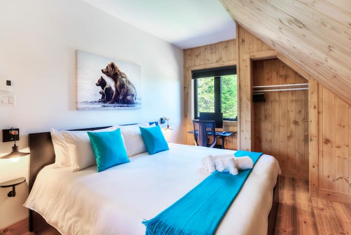 Habitación en el ático con toques turquesa y espacio de almacenamiento.