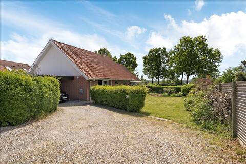 Whole house, close to public transport