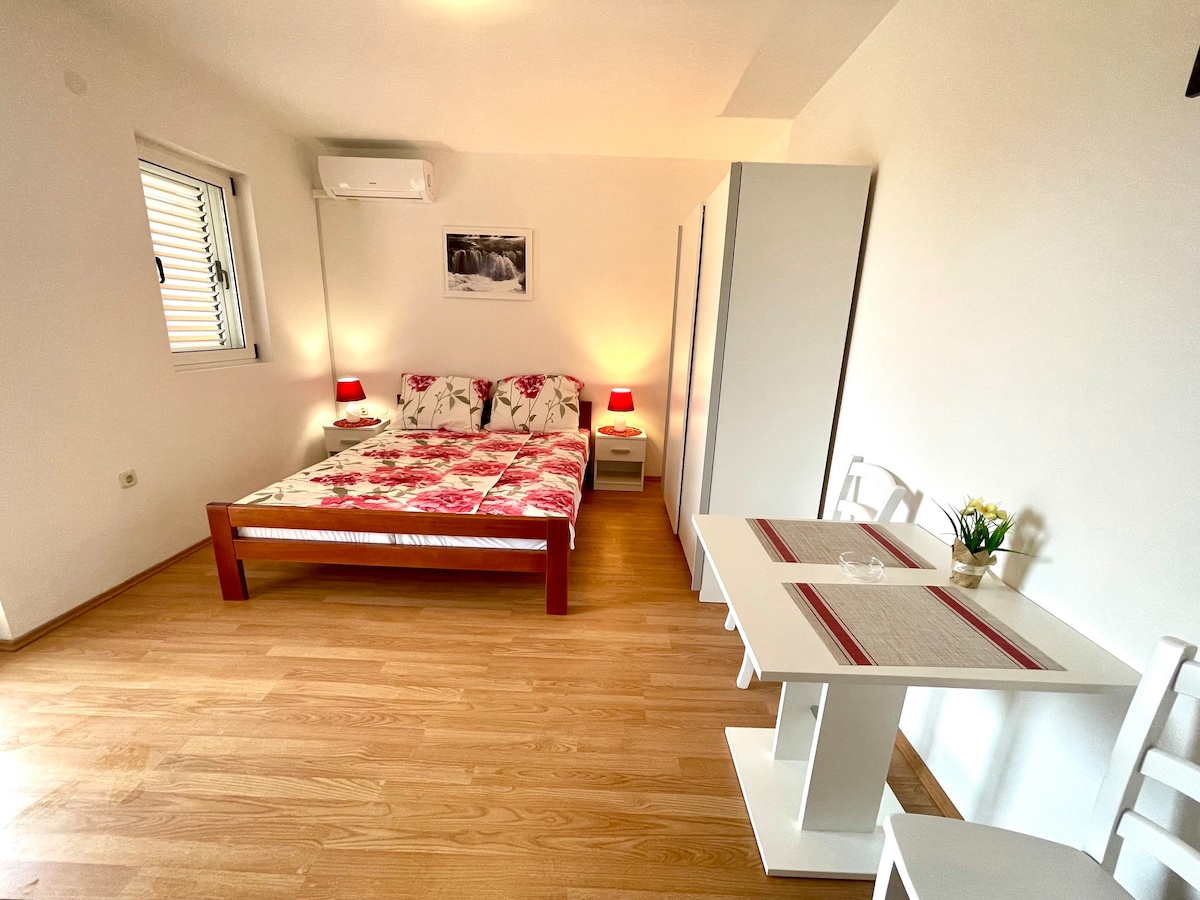 Studio Apartment Julie 2
