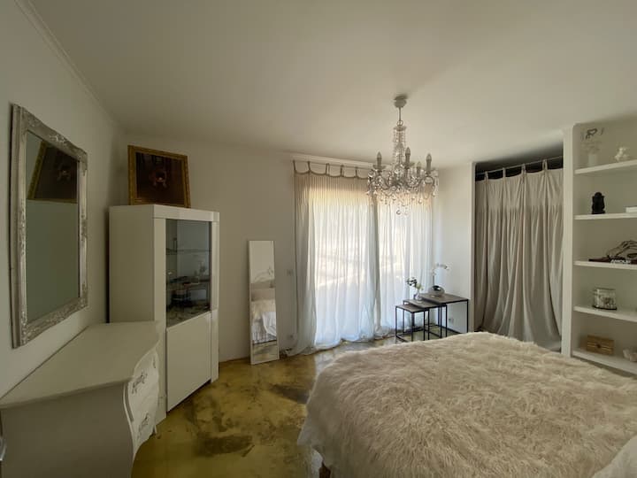 Habitación principal con baño con ducha e inodoro contiguo