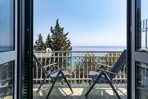 Lovely sea view + private parking