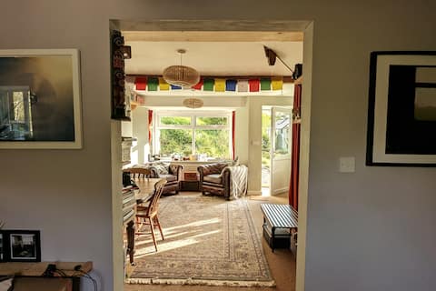 Charming 3 bdr cottage with sauna and deck