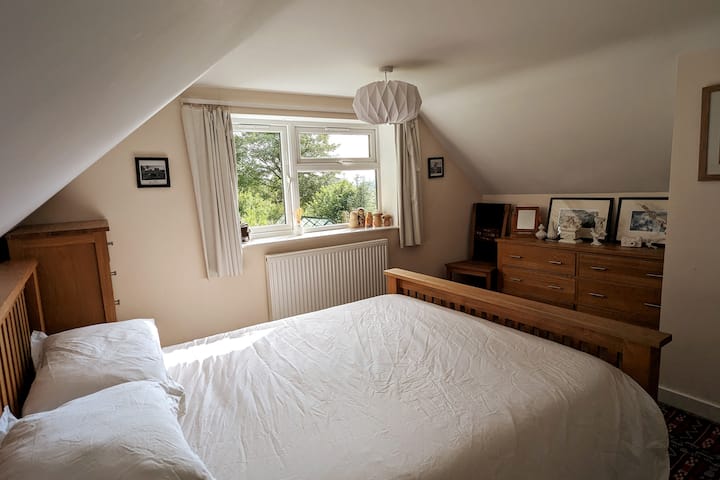 Dormitorio 1 con cama superking
Sábanas de algodón orgánico de 400 hilos
