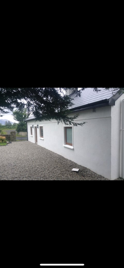 Small country cottage *SUPER KING BED*