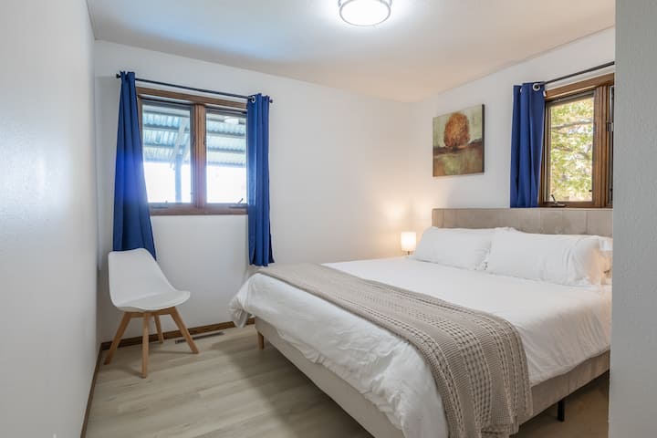 غرفة النوم رقم2 مع سرير كينج