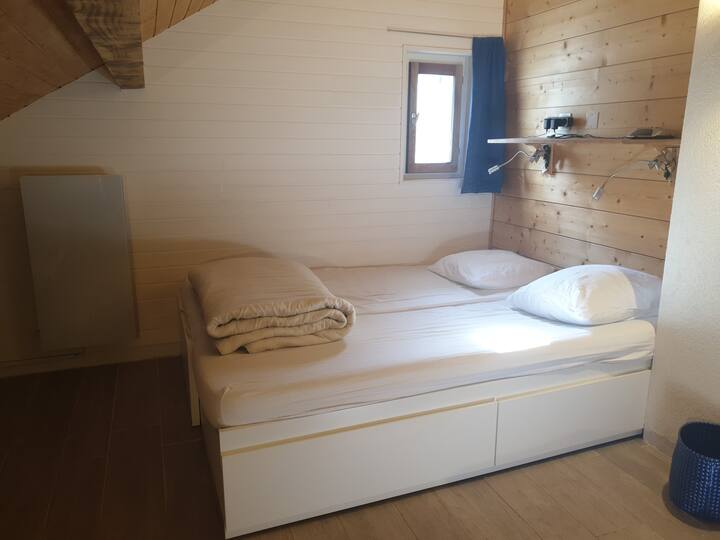 Kitanda 140x200 kilicho na droo. Taa za kando ya kitanda na redio ya saa ya king 'ora. Pazia lenye ufanisi mkubwa la kuzima.