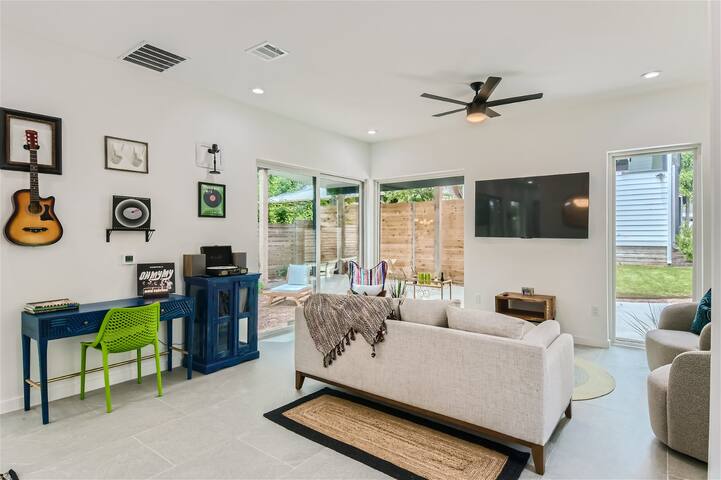 High-End 7 BDRM I Downtown Austin I Pool/Clubhouse gallery image 4