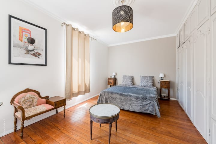 Dhomë gjumi 2 në katin e parë. Suitë e bukur prindërore me ajër të kondicionuar me shumë dollapë dhe depo, një dhomë zhveshjeje, me pamje nga një tarracë e bukur dhe e madhe me 2 karrige me verandë dhe një pamje të oborrit të jashtëm