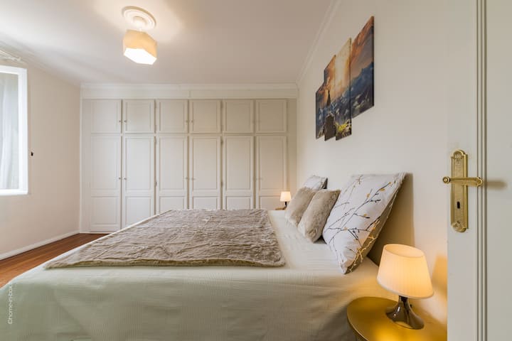 Dhoma e gjumit 4 në katin 2 me krevat dopio "king" dhe shumë dollapë - magazinim