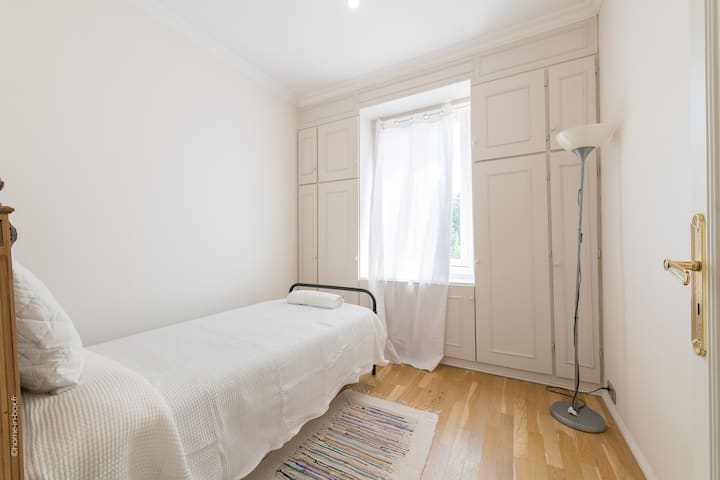 Dhoma e gjumit 5 në katin 2 me një krevat tek