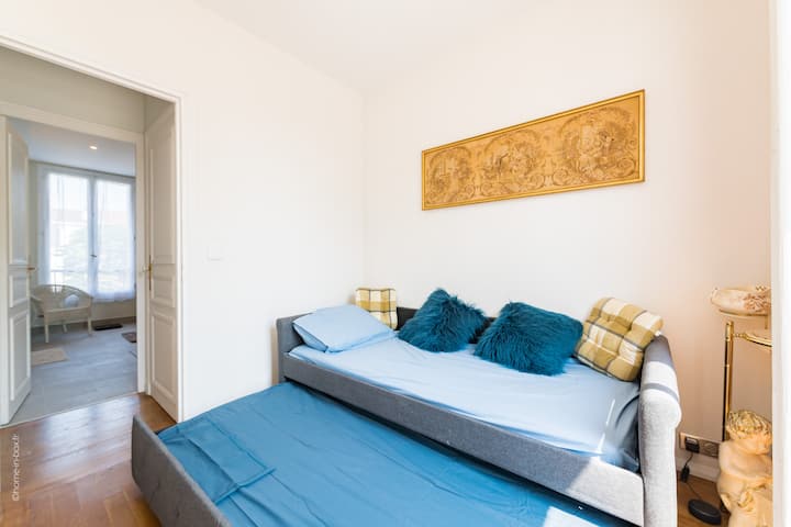 Dhoma e gjumit 3 në katin e parë me mundësinë për të pasur një krevat të dytë