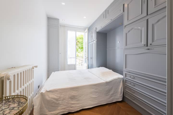 Dhoma e gjumit në katin përdhes 1 me krevat me palosje dhe shumë hapësirë për ruajtje.