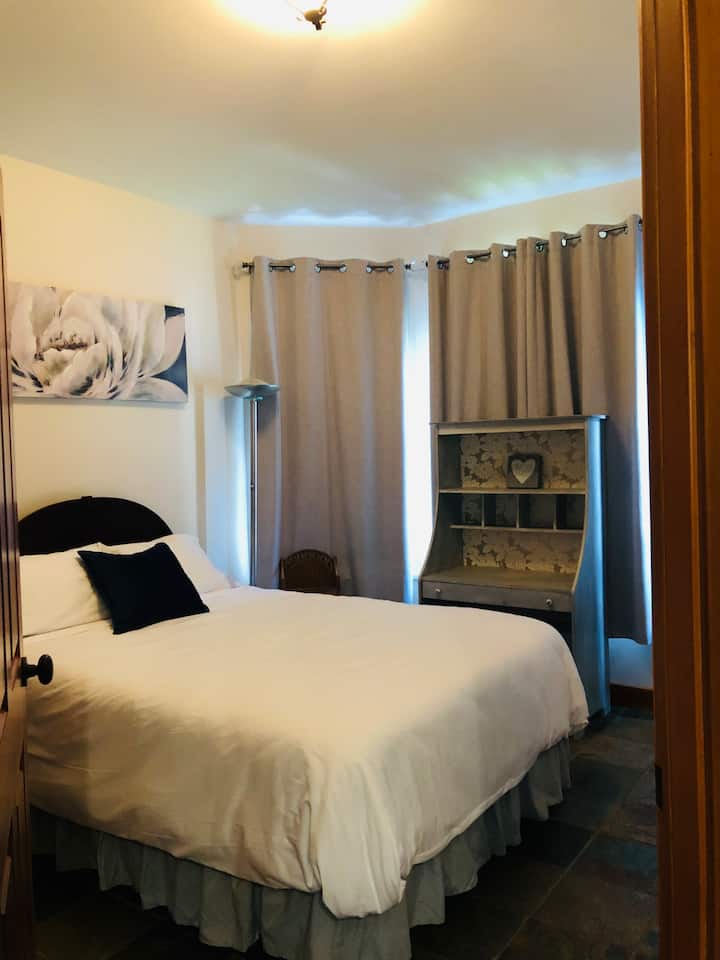 غرفة النوم 1 مع مرتبة بحجم كوين جديدة تمامًا 