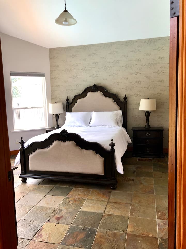 غرفة نوم رئيسية مع حمام داخلي وخزانة ملابس وباب إلى الخارج. مرتبة كوين جديدة تمامًا.