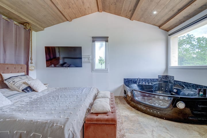 Коморски родител, Ecran Geant, брачен кревет (широк 180-220 см), џакузи “Netflix & Chill in the balneo