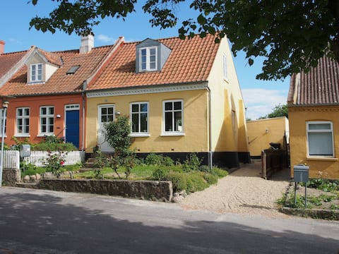 Charming townhouse near water