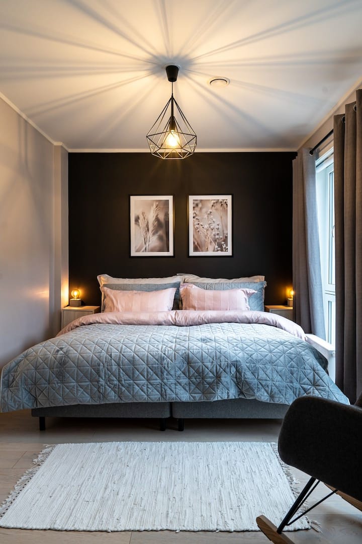 Großes Schlafzimmer mit 180 Bett