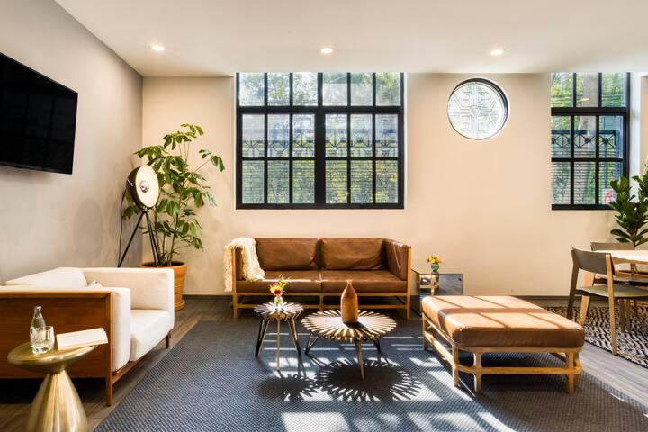 Amazing terrace + GYM in front of the park. gallery image 2